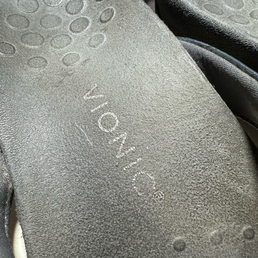 Vionic Women’s Sandals, charcoal metallic snakeskin, size 9.5 - Picture 6 of 7